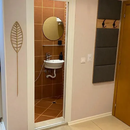 Leon - Cozy & Fully Equipped Flat In By Flat Manаger Daire
